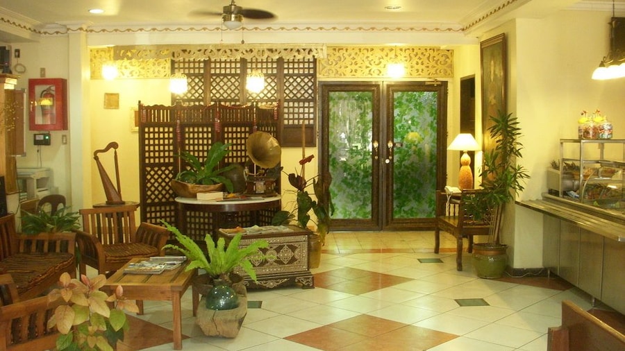 Plaza Maria Luisa Suites Inn