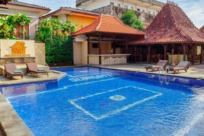 Outdoor pool, pool umbrellas, pool loungers - Suriwathi Hotel (Legian)