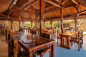 Breakfast, lunch, dinner served; international cuisine - Suriwathi Hotel (Legian)