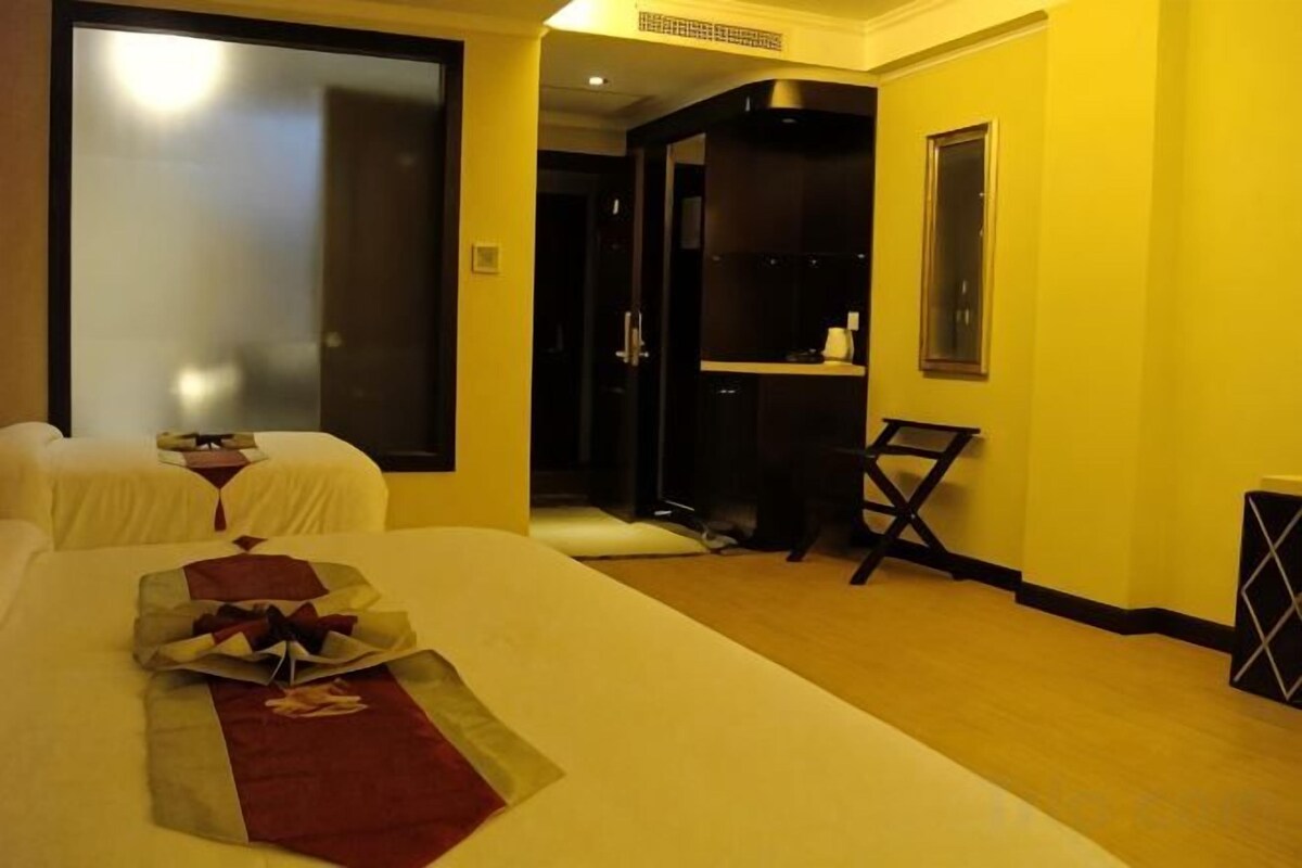 Frigobar, cofres nos quartos, escrivaninha