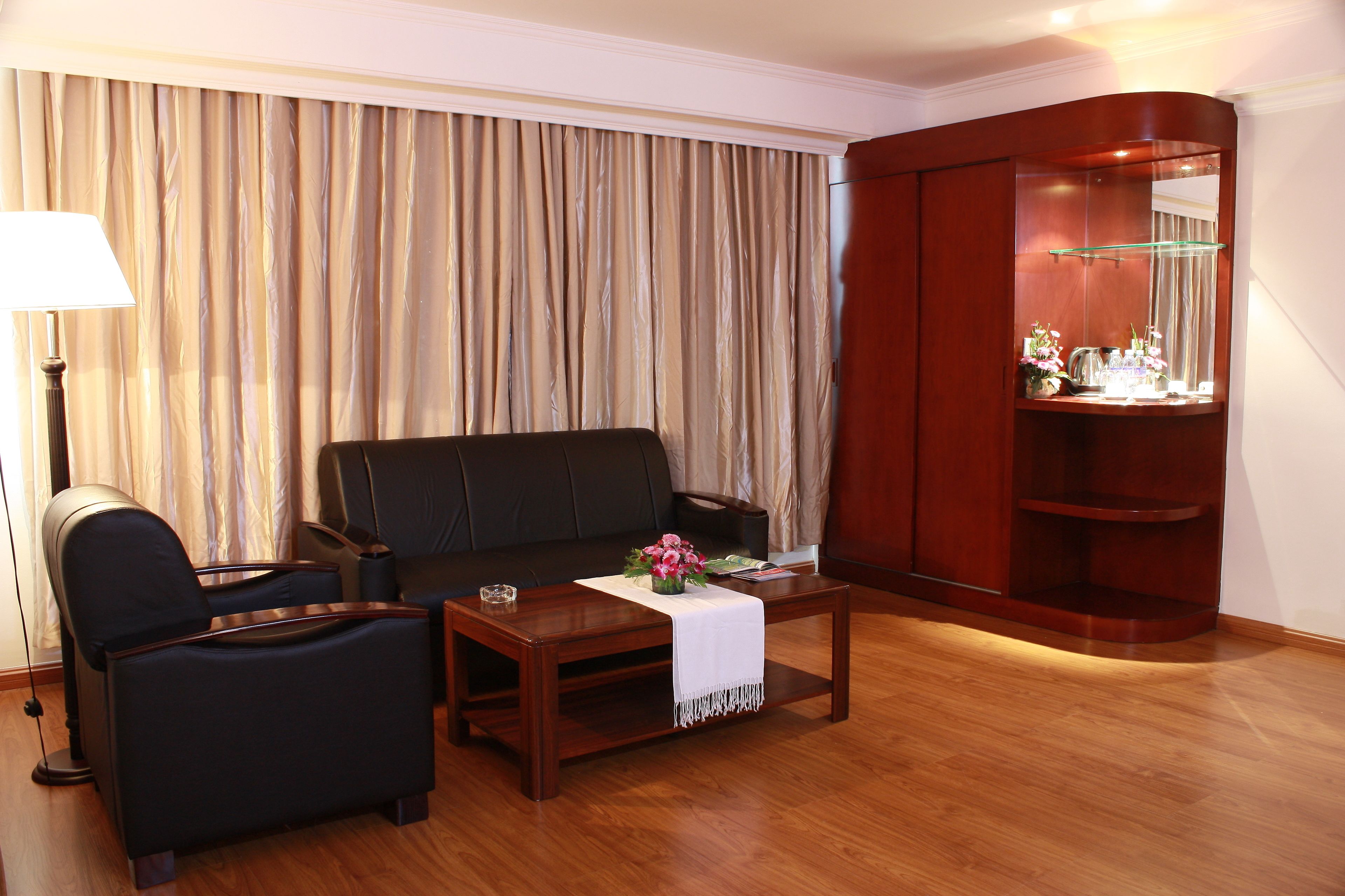 suite, 1 king bed | living area | flat-screen tv