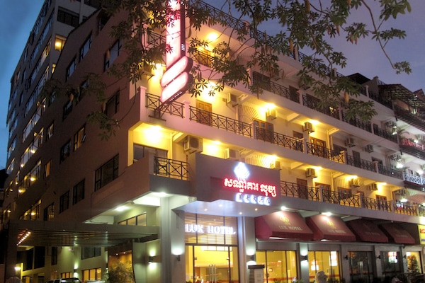 Fachada de la propiedad por la tarde o noche