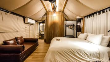 Deluxe Signature Tents | 客房内保险箱、办公桌、熨斗/熨板、收费 WiFi