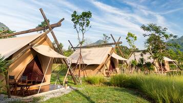 Deluxe Savanna Tent | In-room safe, desk, iron/ironing board (on request), WiFi (surcharge)