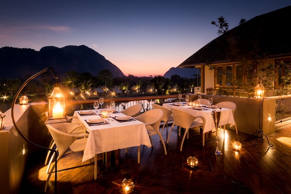 Frokost og lunsj serveres, internasjonale retter, utsikt mot hagen