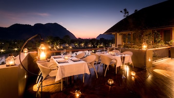 Petit déjeuner, déjeuner et dîner servis sur place, vue sur le jardin