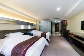 Habitación empresarial con 2 camas individuales | Ropa de cama de alta calidad, escritorio y cortinas blackout 