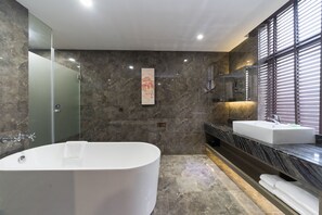 Suite ejecutiva | Baño | Regadera, amenidades de baño gratuitas, secadora de cabello, pantuflas 