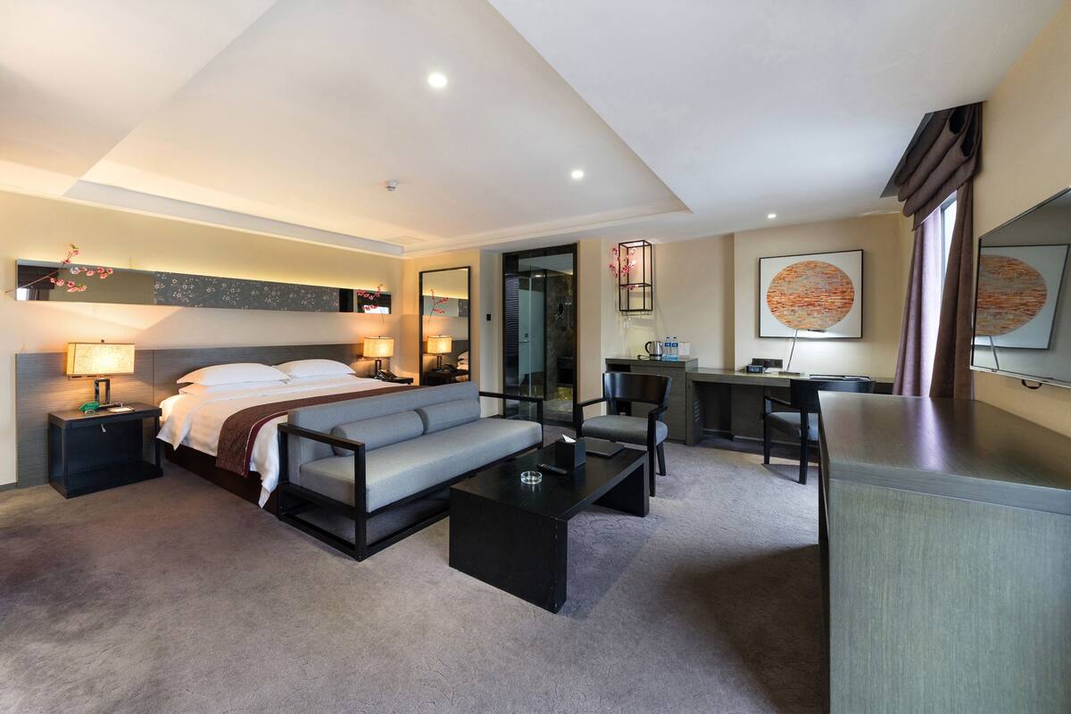 Business Double Room | Premium bedding, desk, blackout drapes, iron/ironing board (on request)