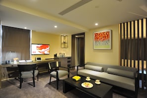Premium bedding, desk, blackout drapes, iron/ironing board - La Quay Hotel (Dongguan)