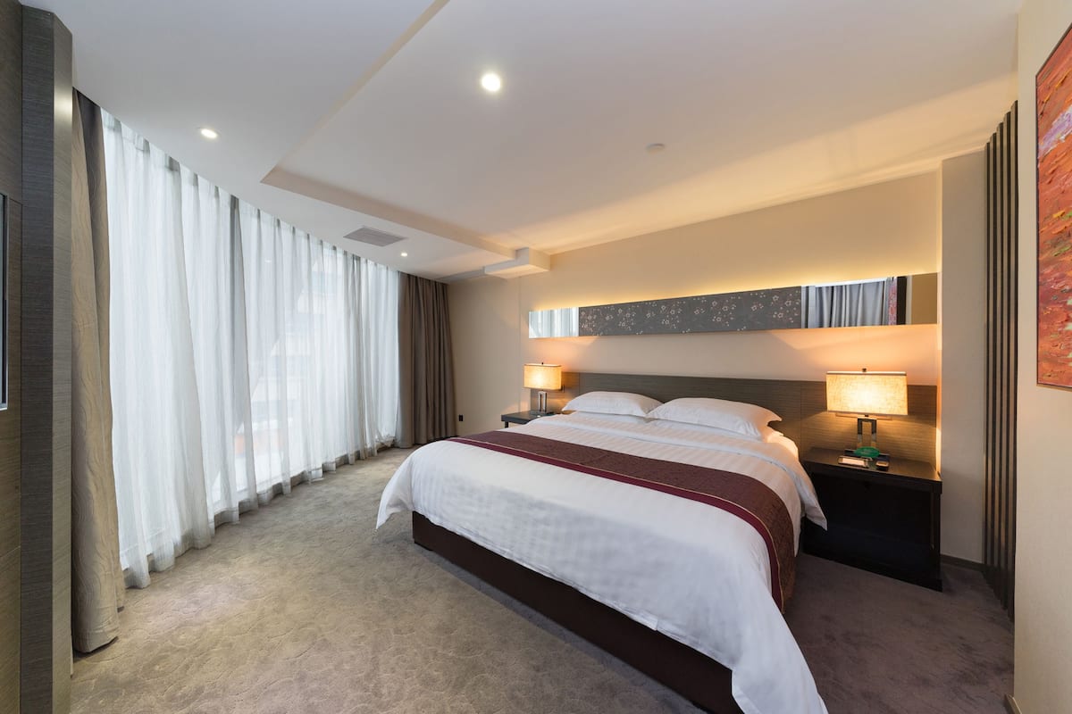 Executive Suite | Premium bedding, desk, blackout drapes, iron/ironing board