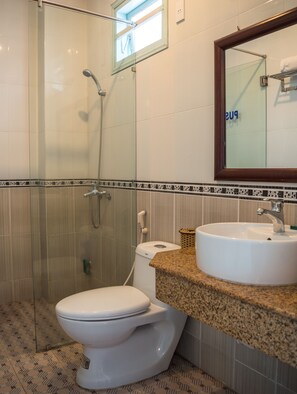 Standaard kamer, uitzicht op stad | Badkamer | Een douche, gratis toiletartikelen, een haardroger, handdoeken