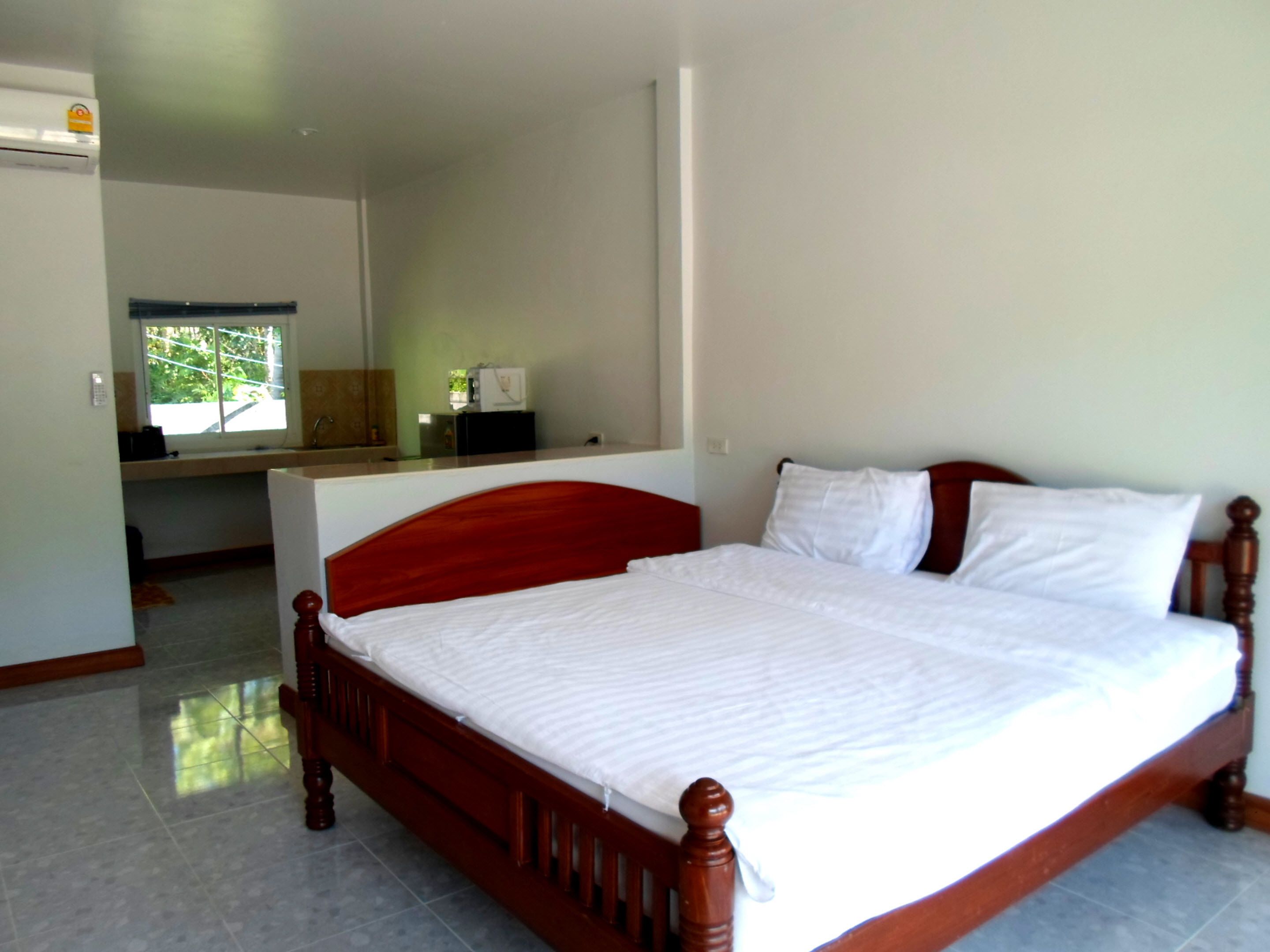 Studio, uitzicht op zwembad (with Air-Con) | Een bureau, extra bedden (toeslag), gratis wifi