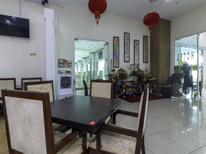 Lunsj serveres, malaysiske retter