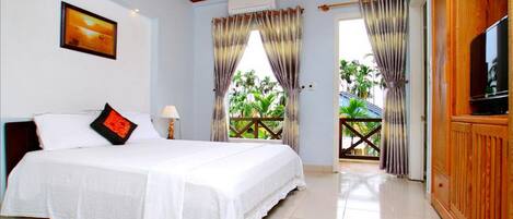 Minibar, meja kerja, tirai kedap cahaya, dan tempat tidur lipat/tambahan