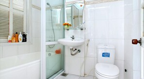 Habitación Deluxe, 1 habitación, vista al jardín | Baño | Regadera, amenidades de baño gratuitas, pantuflas, toallas 