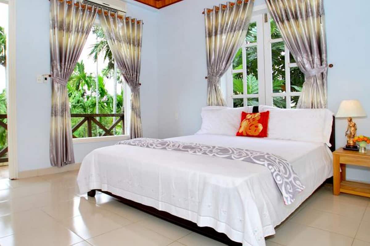 Minibar, desk, blackout curtains, rollaway beds