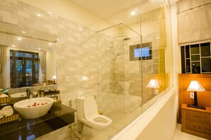 Deluxe Double Room, Pool View | Bathroom