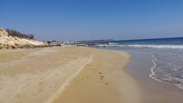 Vlak bij het strand, wit zand, een strandbar