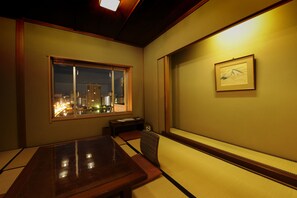 Habitación tradicional | Caja de seguridad en la habitación, escritorio y wifi gratis