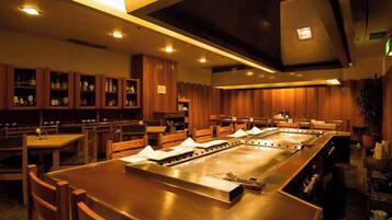 6 restaurants; breakfast, lunch and dinner served