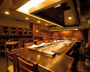 6 restaurantes; se sirven desayunos, comidas y cenas