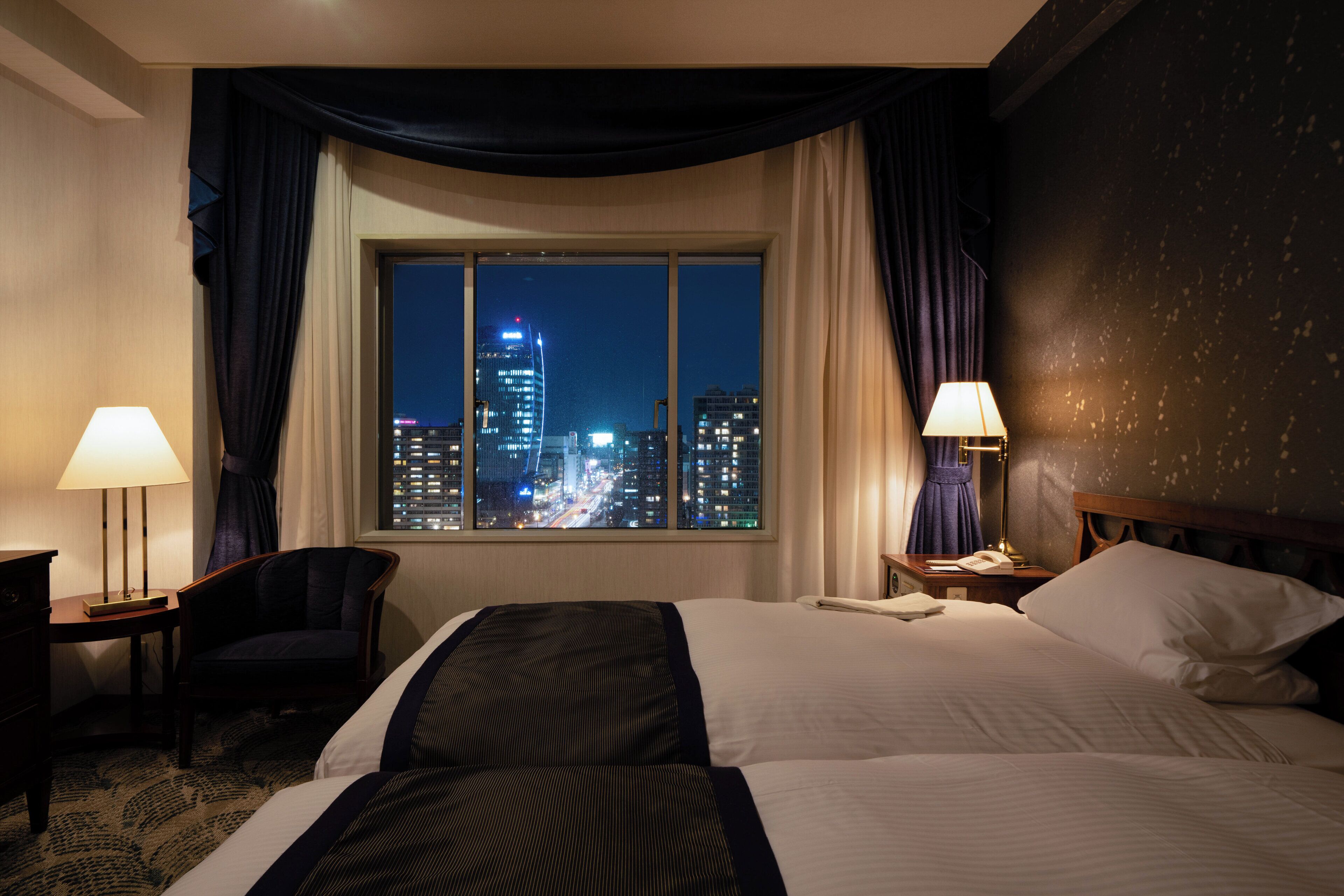 セーフティボックス (室内)、デスク、WiFi (無料)、ベッドシーツ