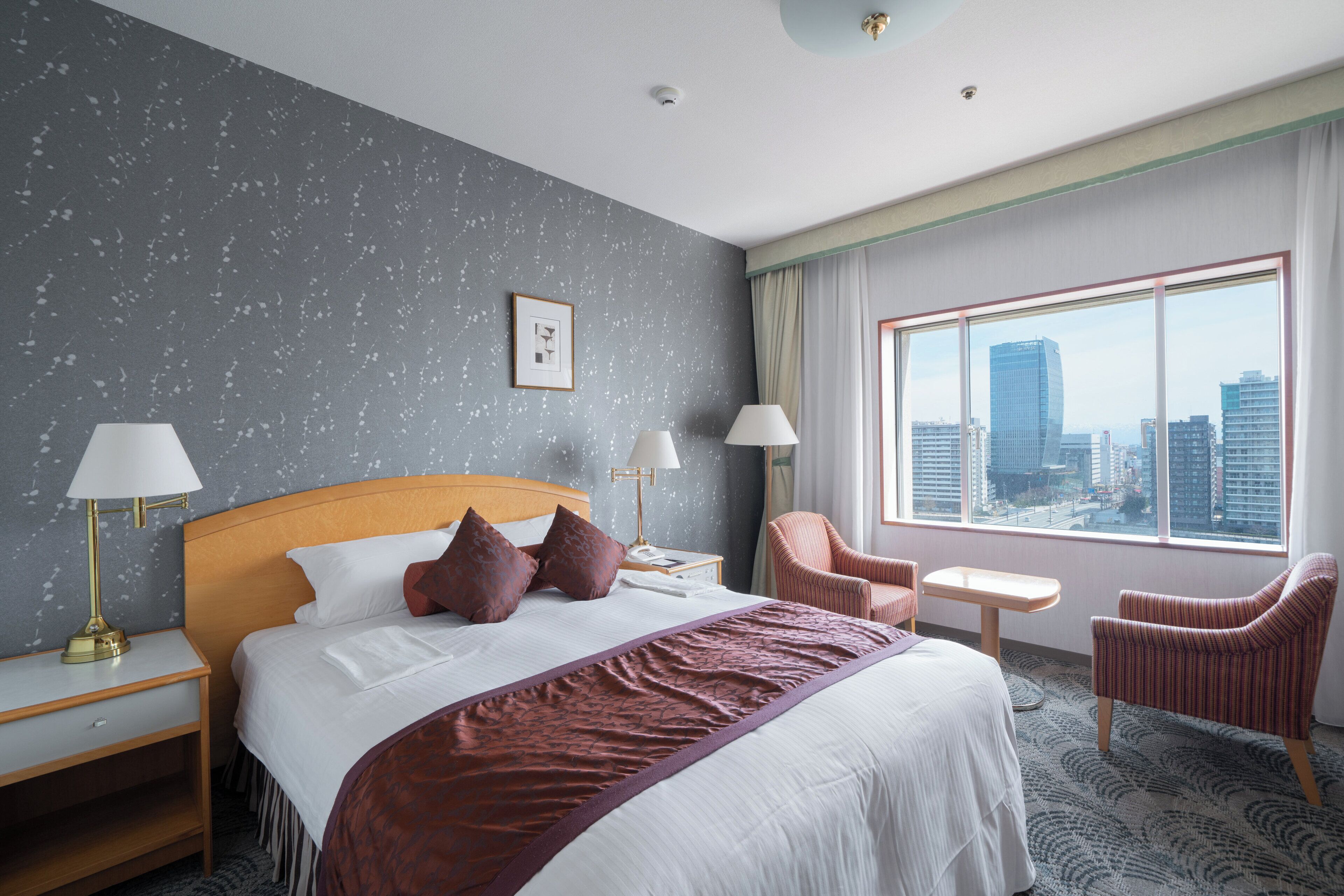 Zimmersafe, Schreibtisch, kostenloses WLAN, Bettwäsche