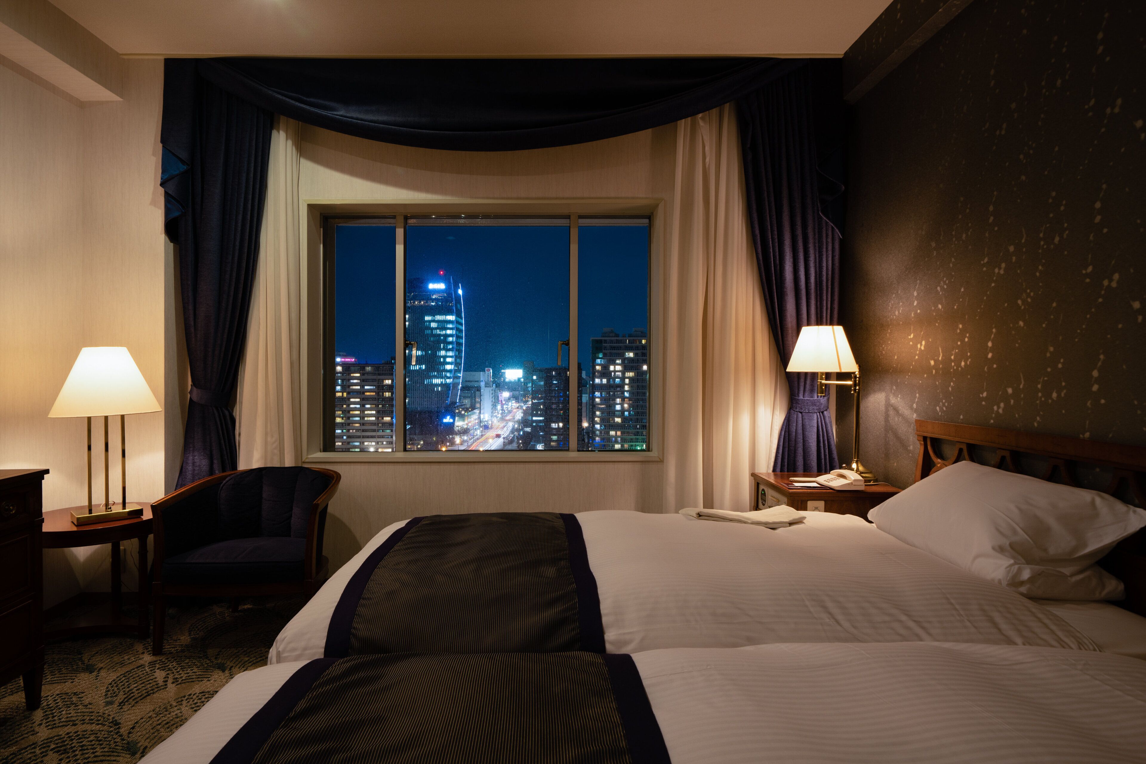 corner suite room, river view, non smoking | 1 bedroom, in-room safe, desk, free wifi