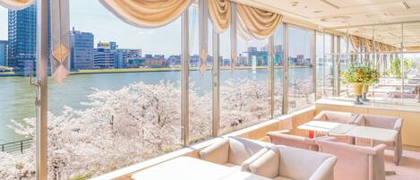 6 restoran, melayani sarapan, makan siang; sajian masakan Jepang