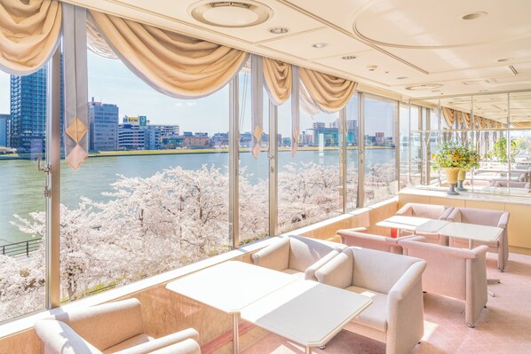 6 restaurants, breakfast, lunch, dinner served; Japanese cuisine 