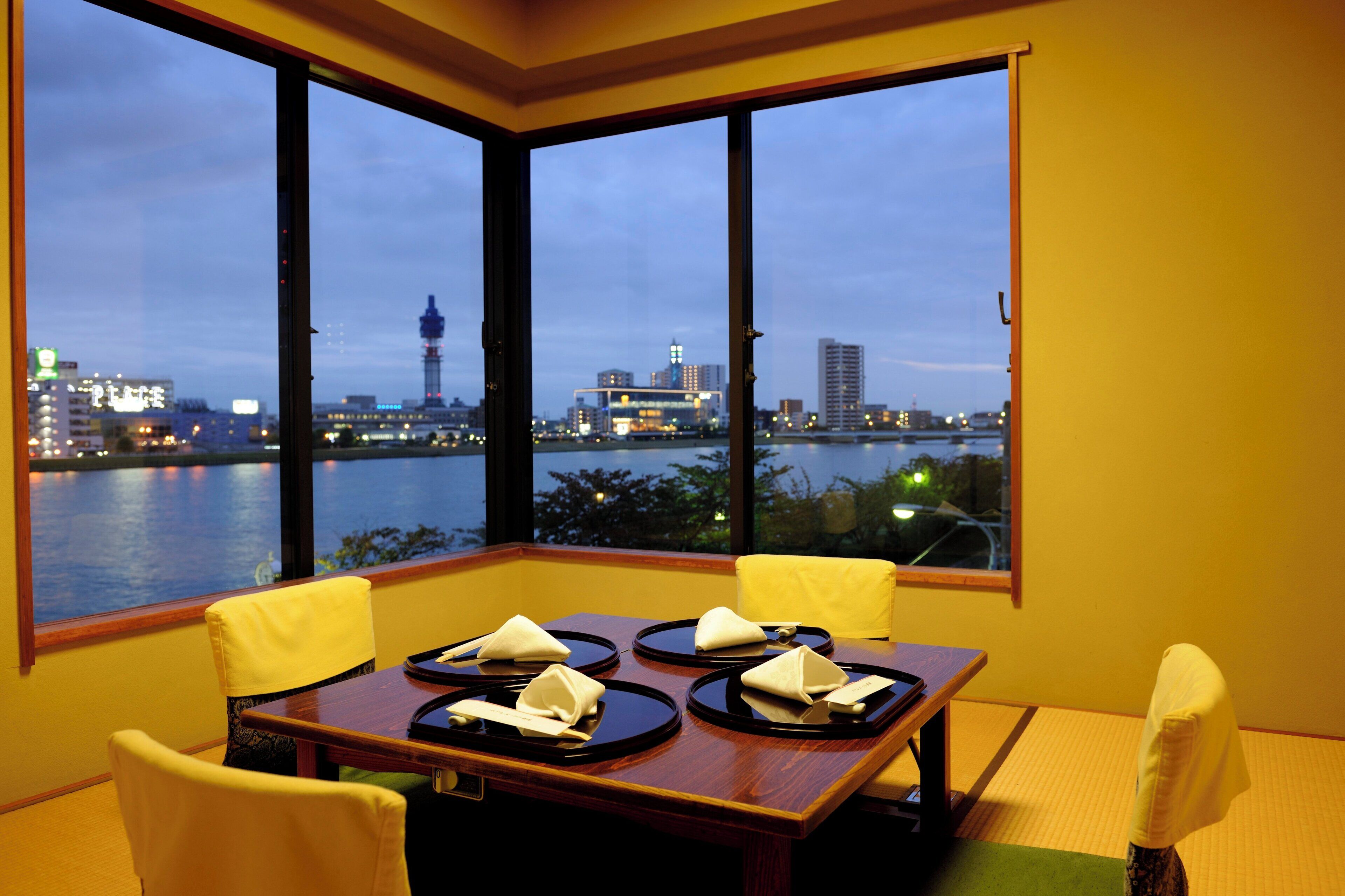 6 restaurants; breakfast, lunch and dinner served 