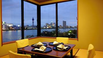 6 restaurants; breakfast, lunch and dinner served