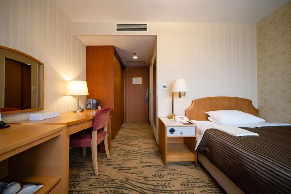 1 bedroom, in-room safe, desk, free WiFi