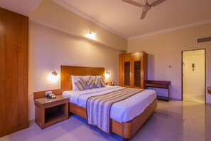 Suite | Bar mini, peti besi dalam bilik, meja, ruang kerja komputer riba 