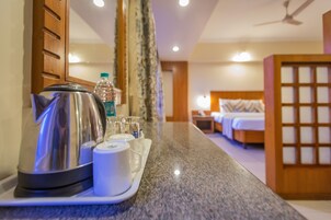 Suite | Minibar, in-room safe, desk, laptop workspace