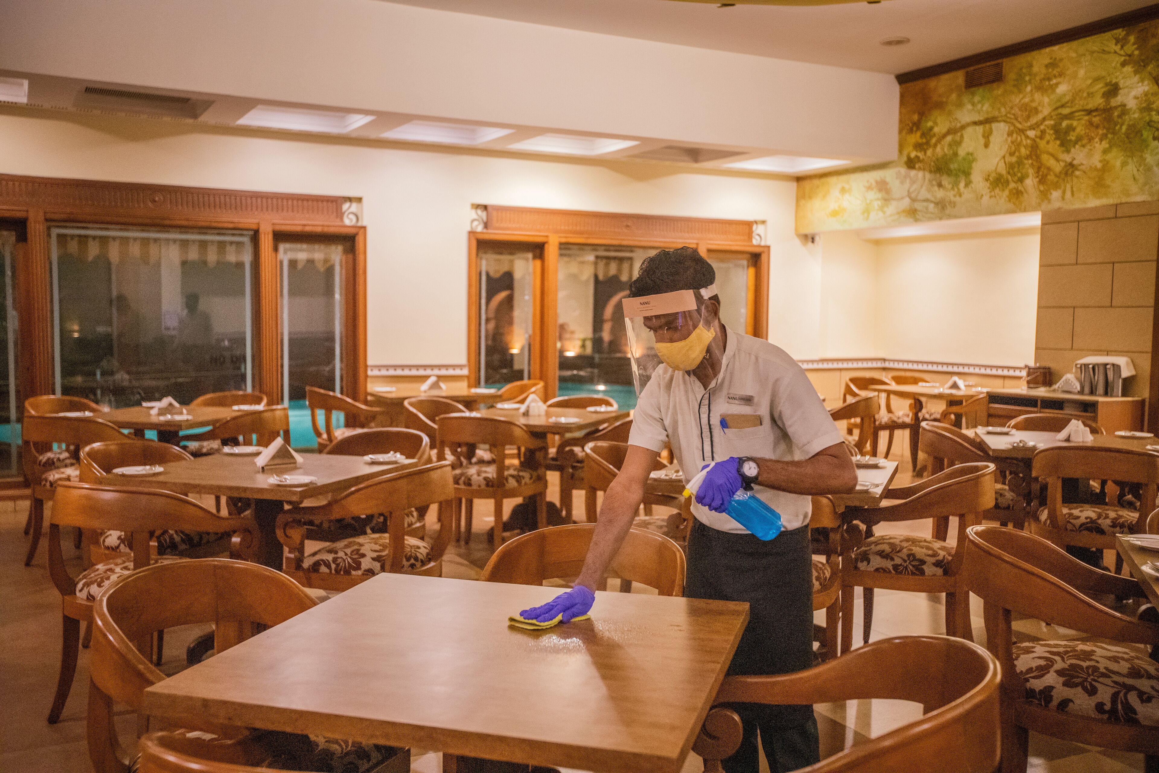 breakfast, lunch, dinner served; international cuisine