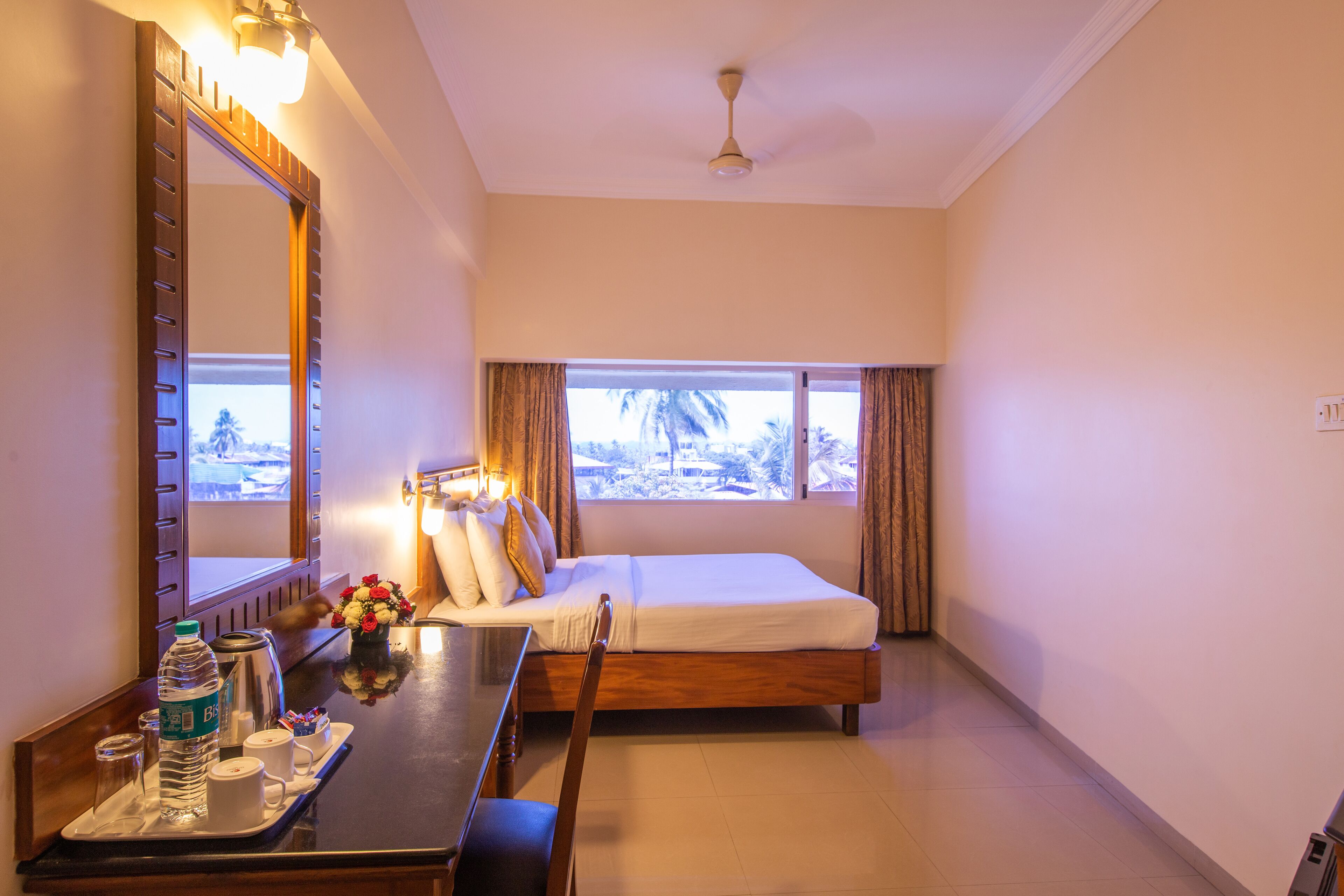 standard room | 1 bedroom, minibar, in-room safe, desk