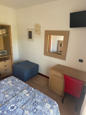 Kamar Premium | Meja kerja, ruang kerja ramah laptop, Wi-Fi gratis, dan seprai linen