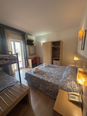 디럭스 쿼드룸 | 책상, 노트북 작업 공간, 무료 WiFi, 침대 시트