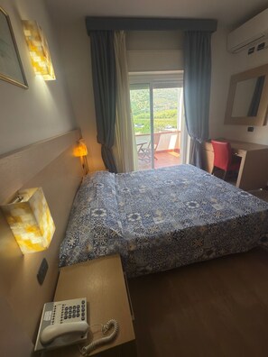 Dobbelt- eller tomannsrom – deluxe | Skrivebord, skrivebord for bærbar PC, wi-fi (inkludert) og sengetøy