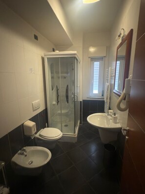 Chambre Triple Deluxe | Salle de bain | Douche, articles de toilette gratuits, sèche-cheveux