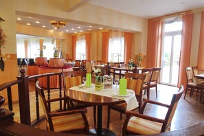 Breakfast, lunch, dinner served; Regional cuisine 