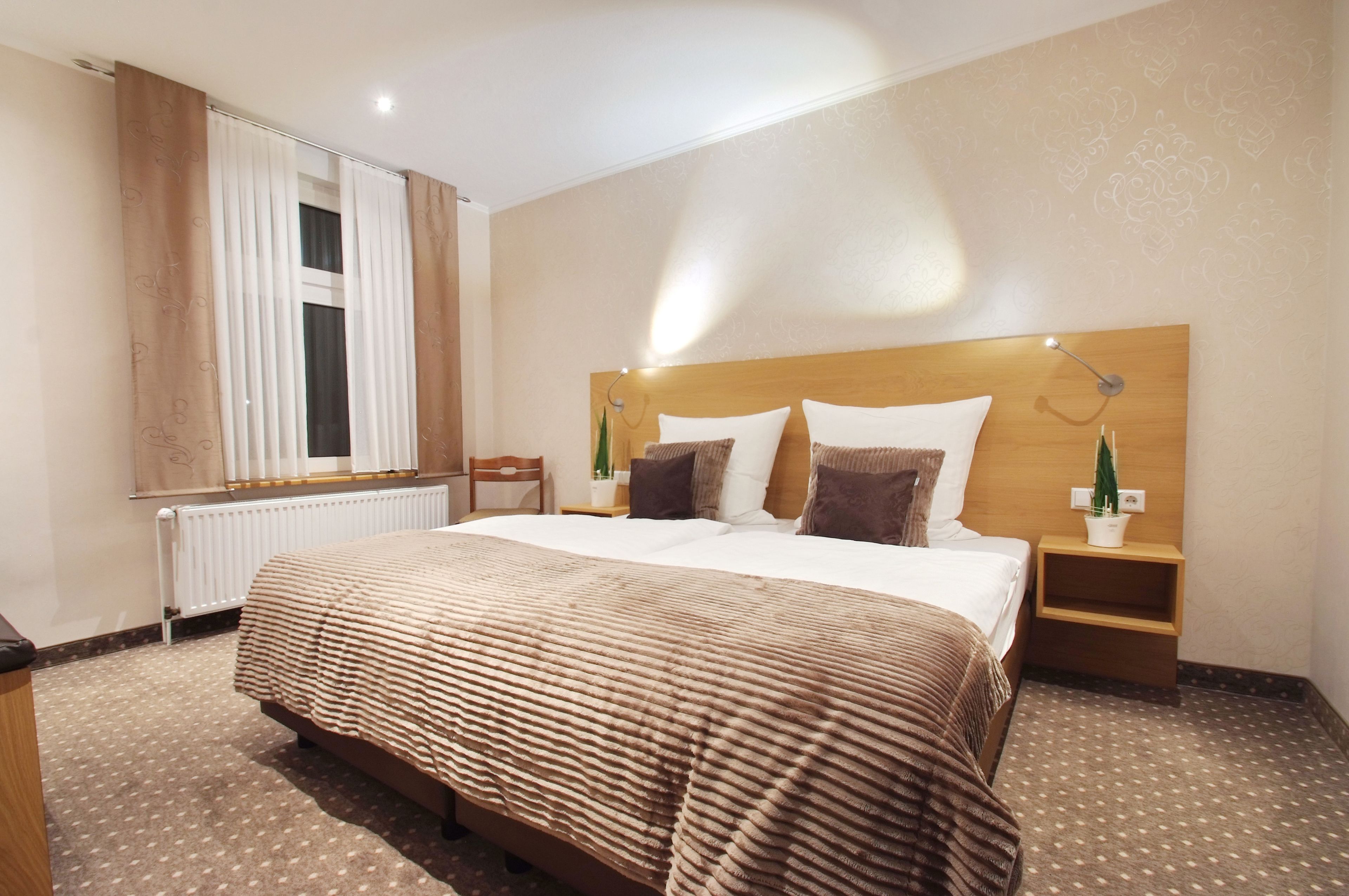 Een kluis op de kamer, een bureau, geluiddichte muren, gratis wifi