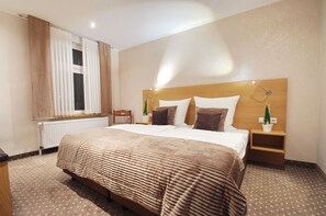 In-room safe, desk, soundproofing, free WiFi - Hotel Zur Linde (Heede)