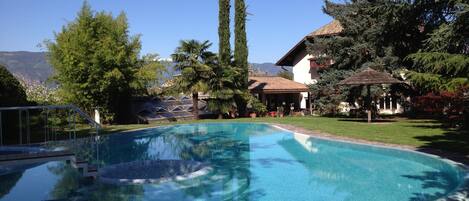 Outdoor pool, pool umbrellas, sun loungers