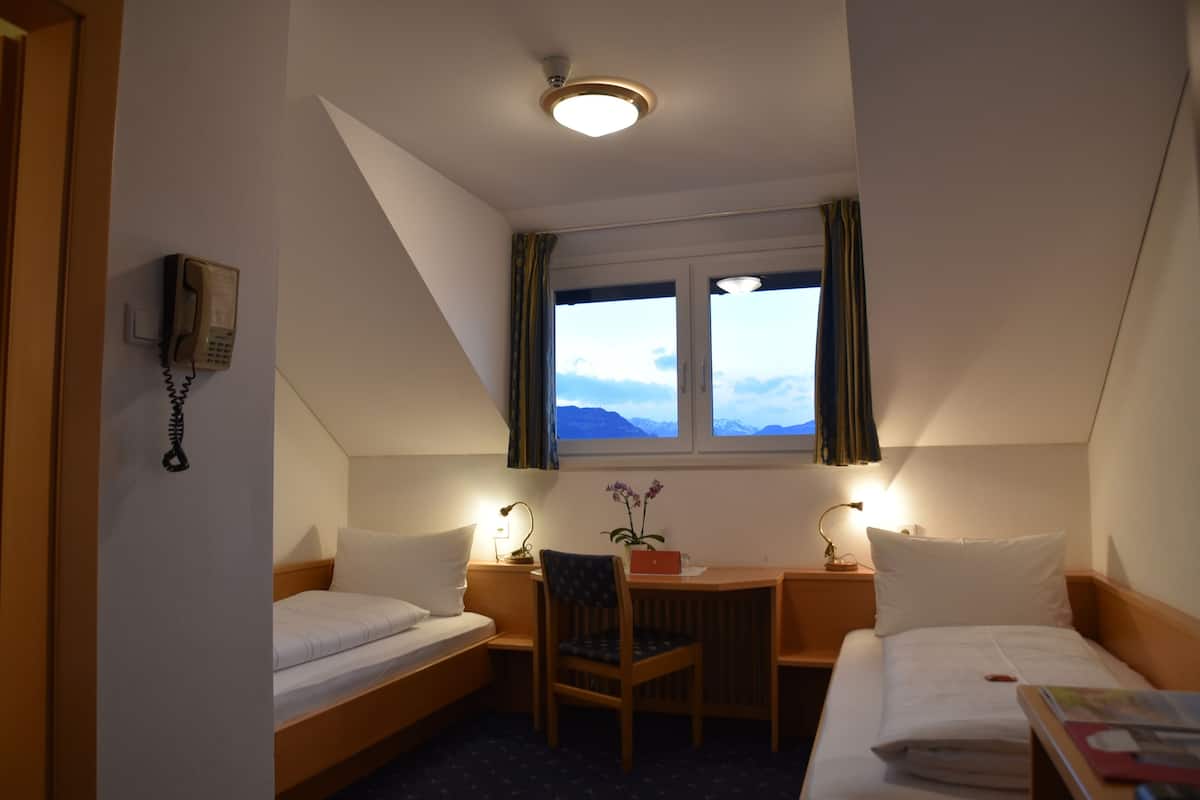 Basic Twin Room | Room amenity