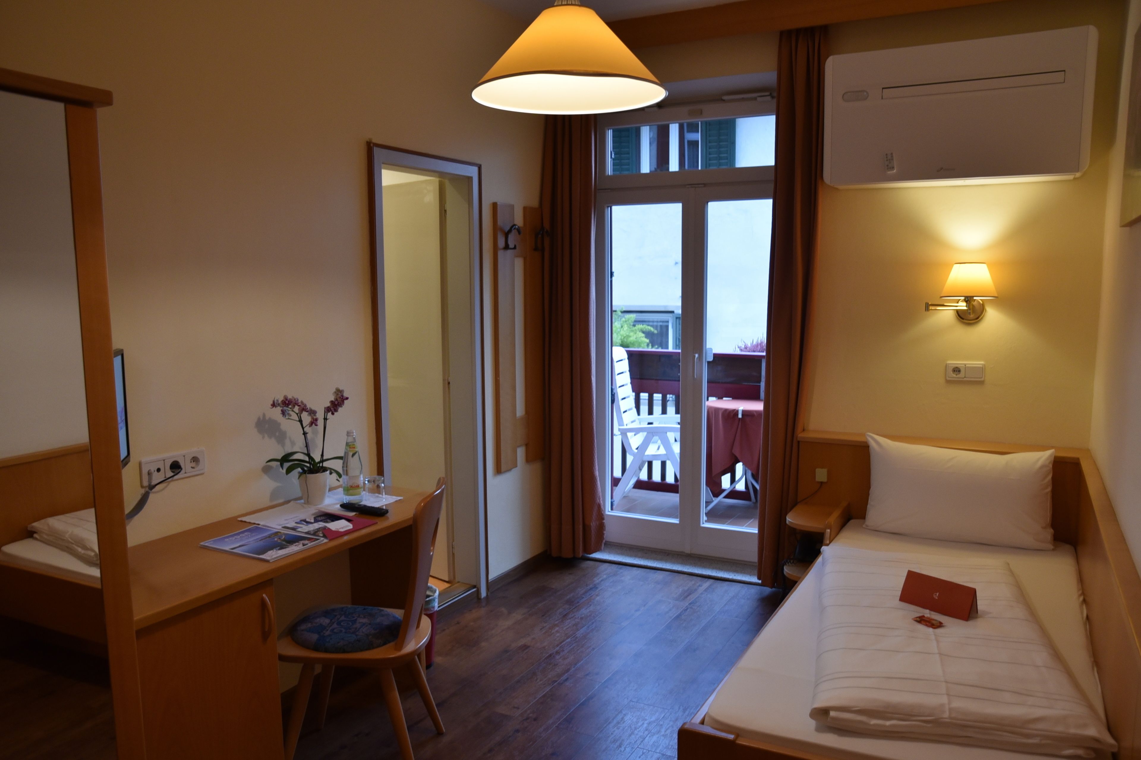 single room, balcony | in-room safe, desk, free wifi