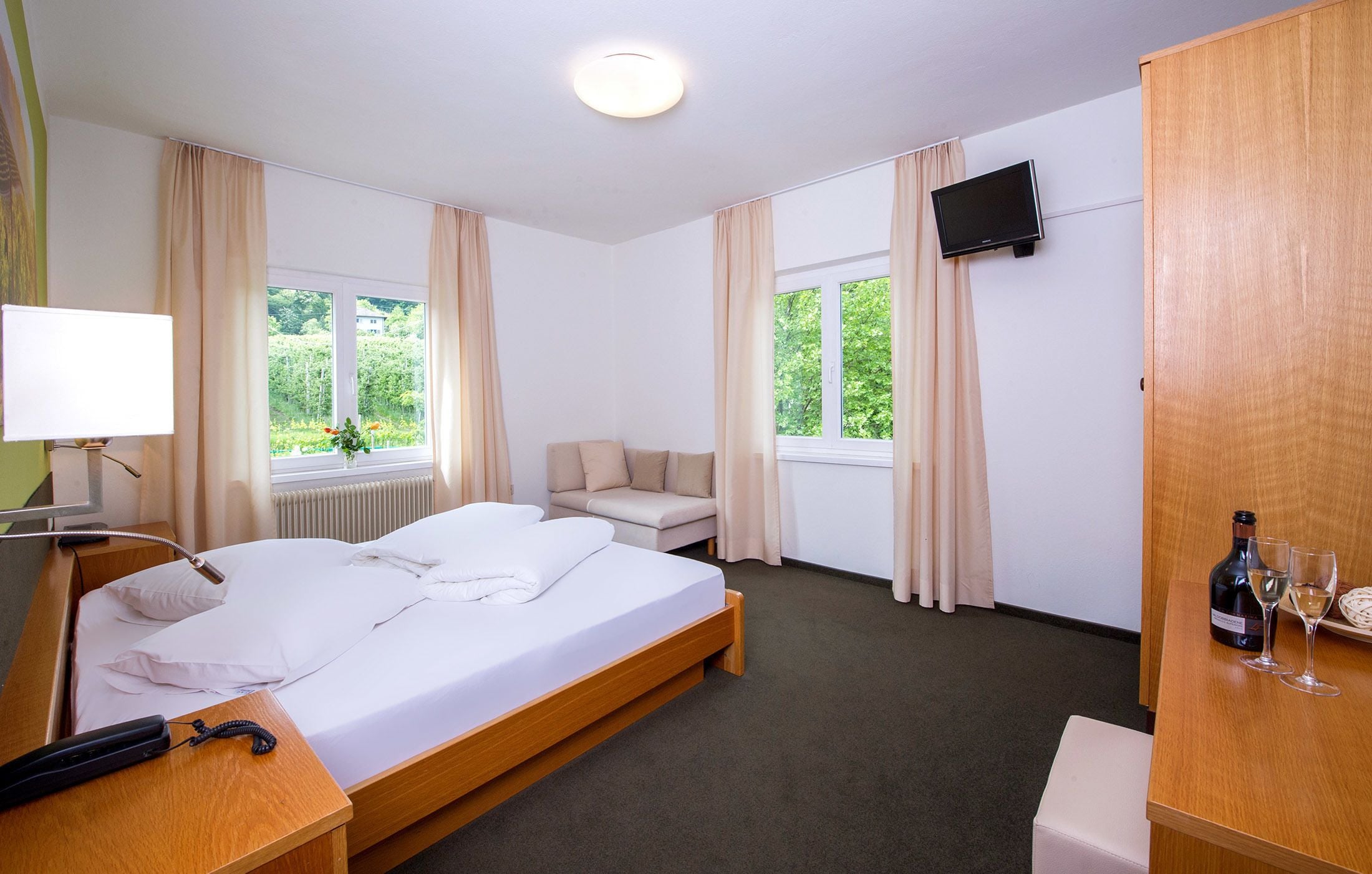 comfort double room, 1 double bed | in-room safe, desk, bed sheets