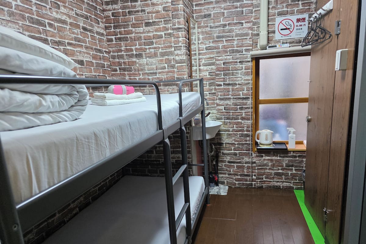 Tabla de planchar con plancha, wifi gratis y ropa de cama